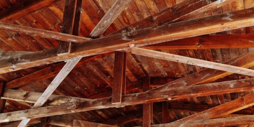 Drewniane konstrukcje dachowe – połączenie tradycji z nowoczesnością
